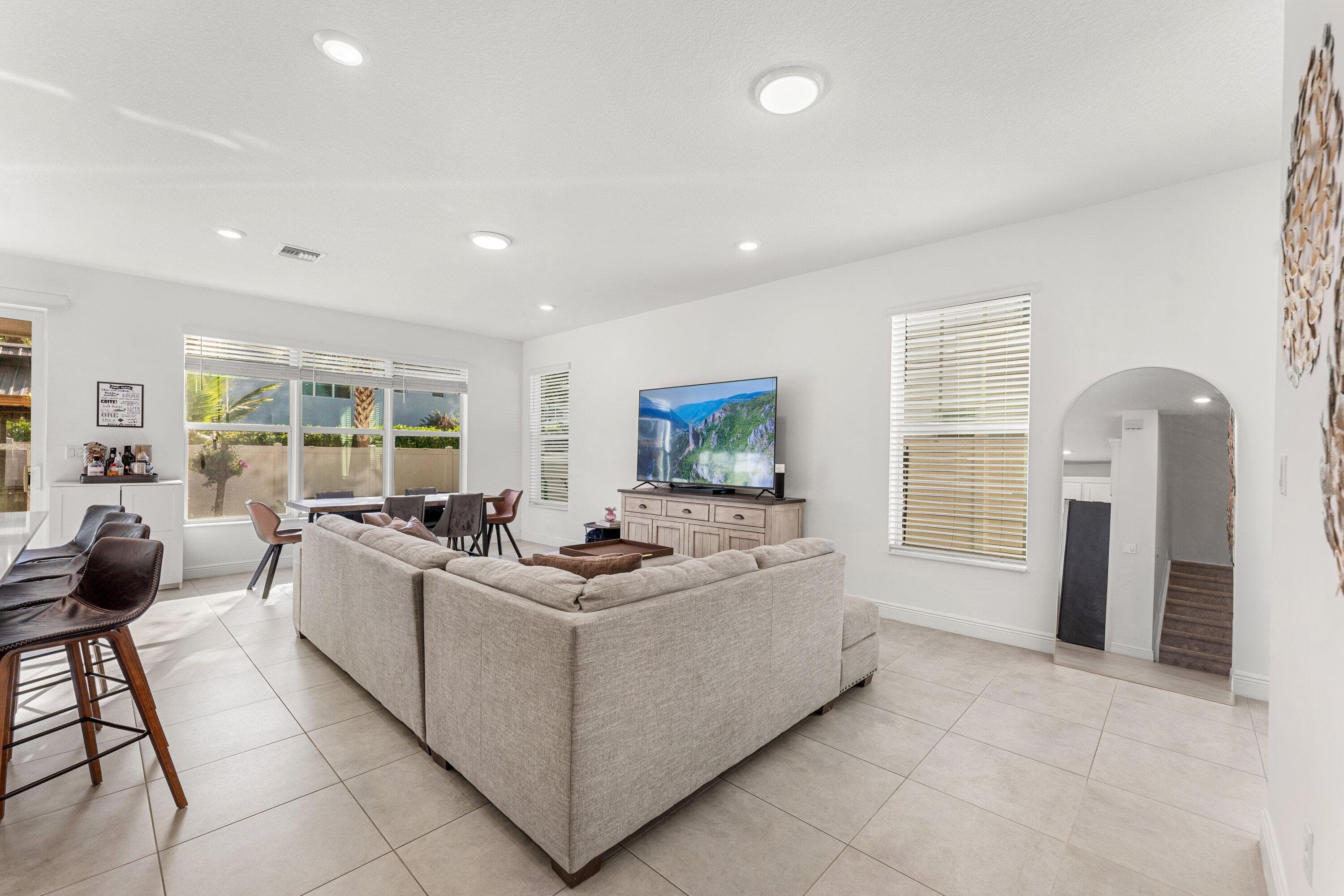 4330 Lago Drive, Deerfield Beach, FL 33064 — photo 7 of 36