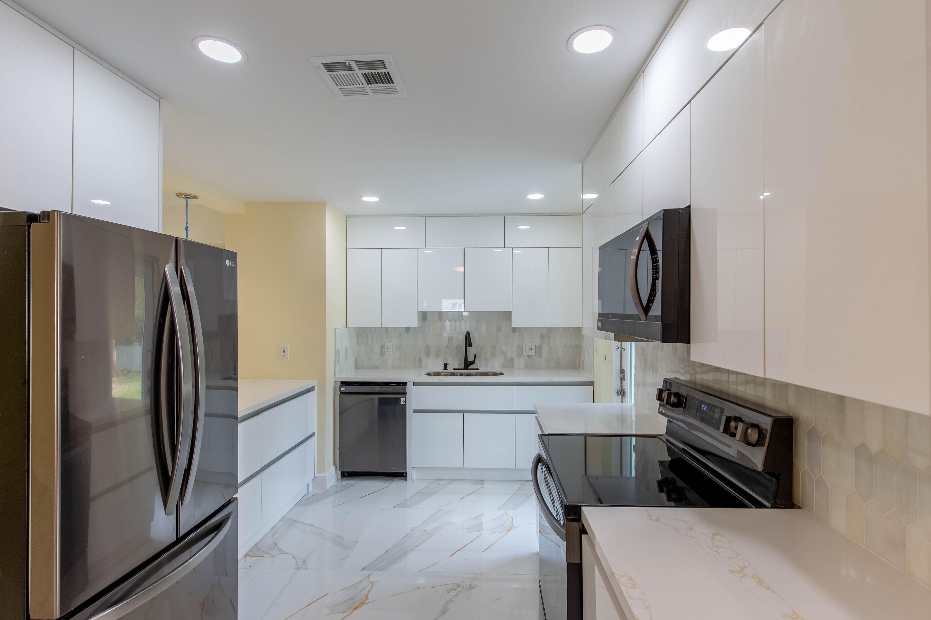 405 NE 24th Avenue, Pompano Beach, FL 33062 — photo 11 of 39