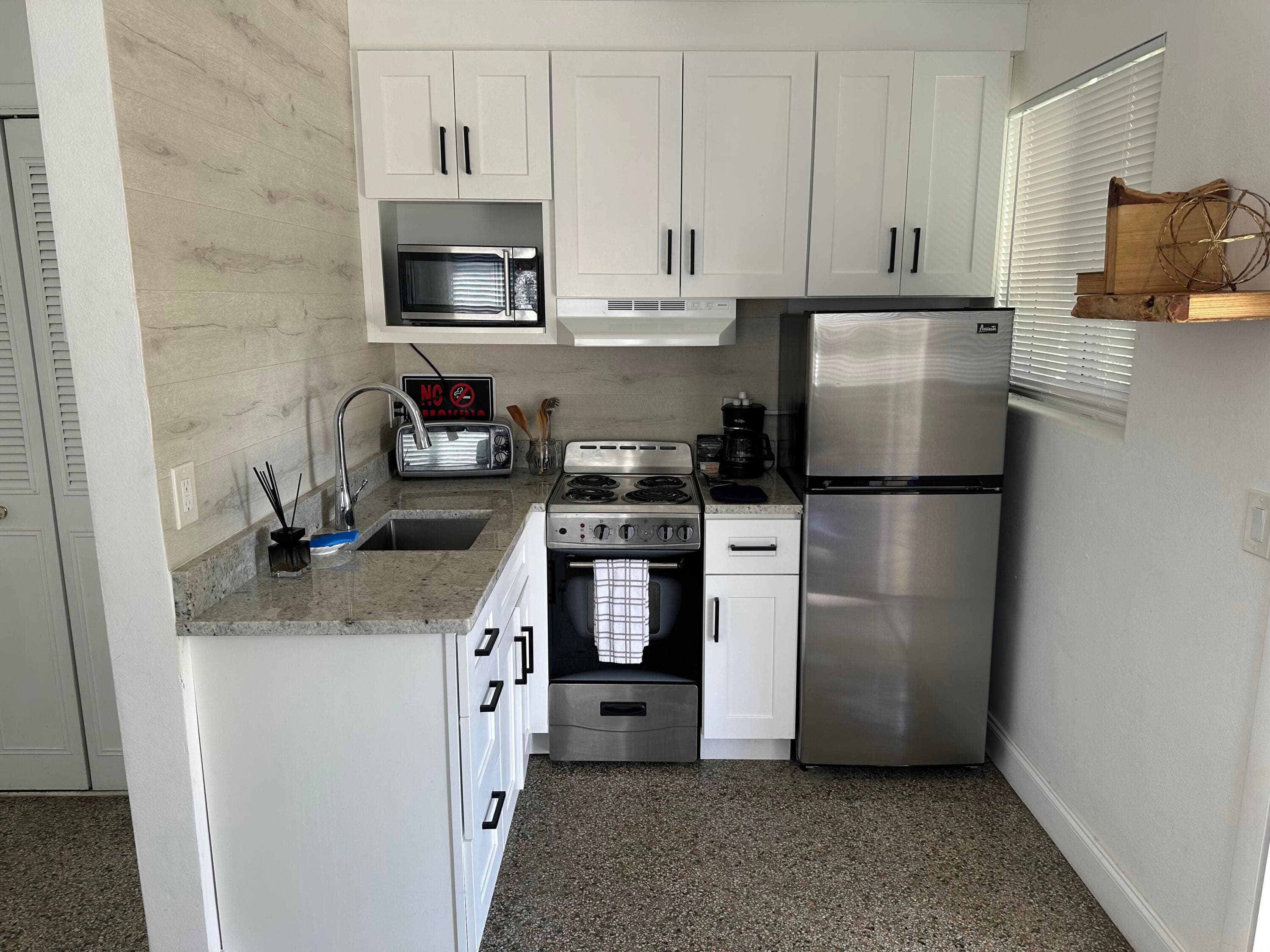 1258 Beach Road 5, Singer Island, FL 33404 — photo 3 of 13