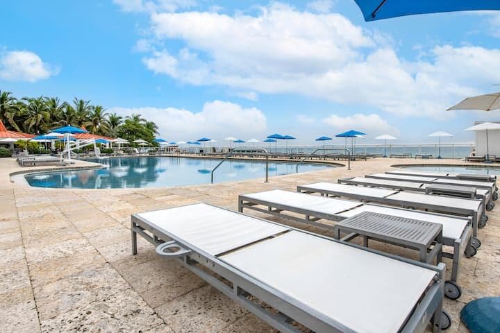 19201 Collins Avenue 809, Sunny Isles Beach, FL 33160 — photo 26 of 28