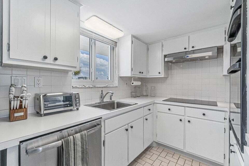2505 S Ocean Boulevard 303, Palm Beach, FL 33480 — photo 11 of 27