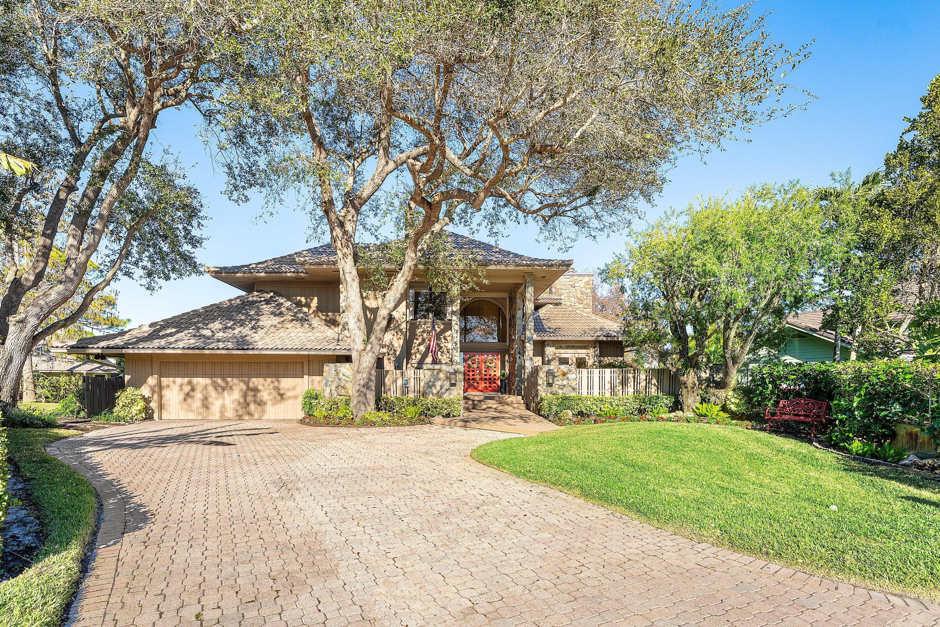 4 Sutherland Court, Palm Beach Gardens, FL 33418 — photo 1 of 67