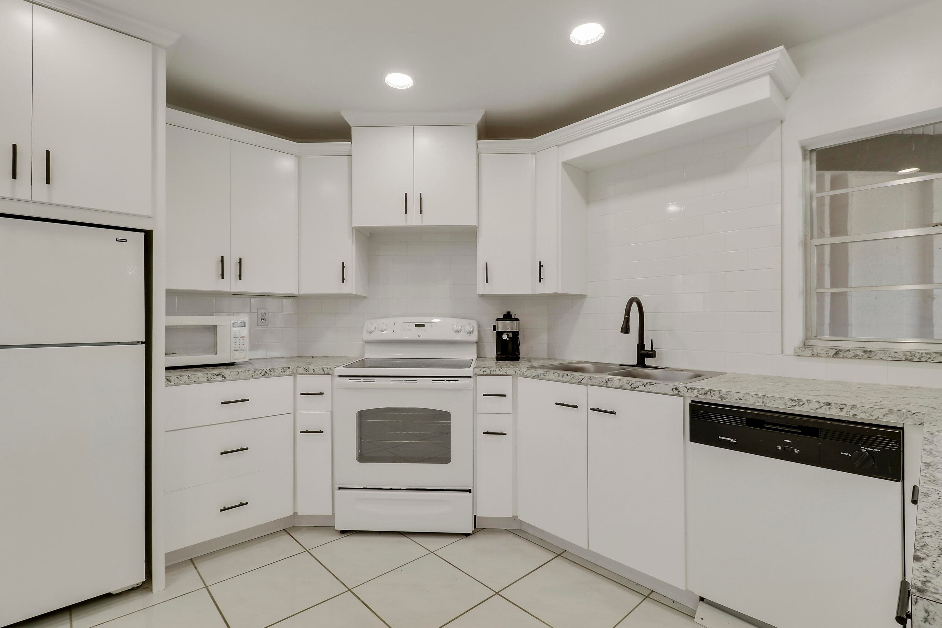 7 Greenway Village N 202, Royal Palm Beach, FL 33411 — photo 7 of 36