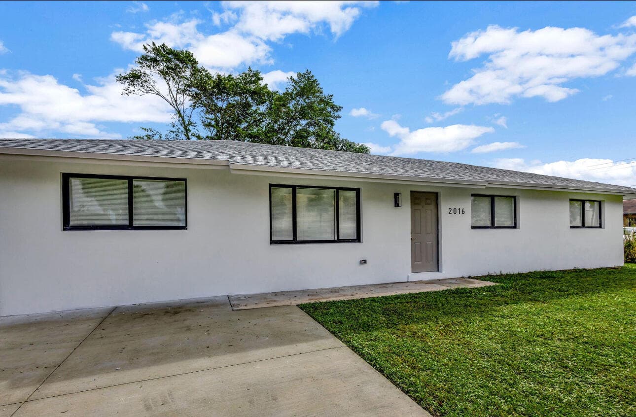 2016 Avenue S, Riviera Beach, FL 33404 — photo 2 of 17