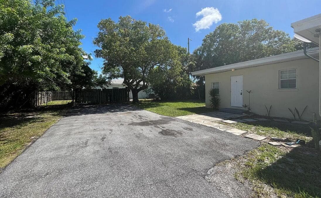 182 W 34th Street 1, Riviera Beach, FL 33404 — photo 3 of 11