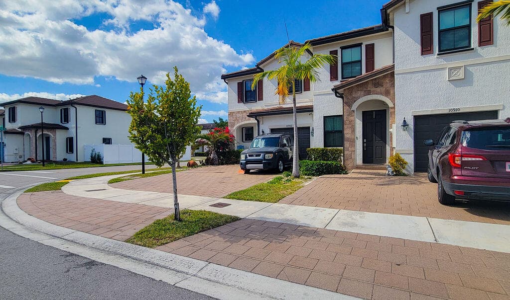 10902 W 33rd Way, Hialeah, FL 33018 — photo