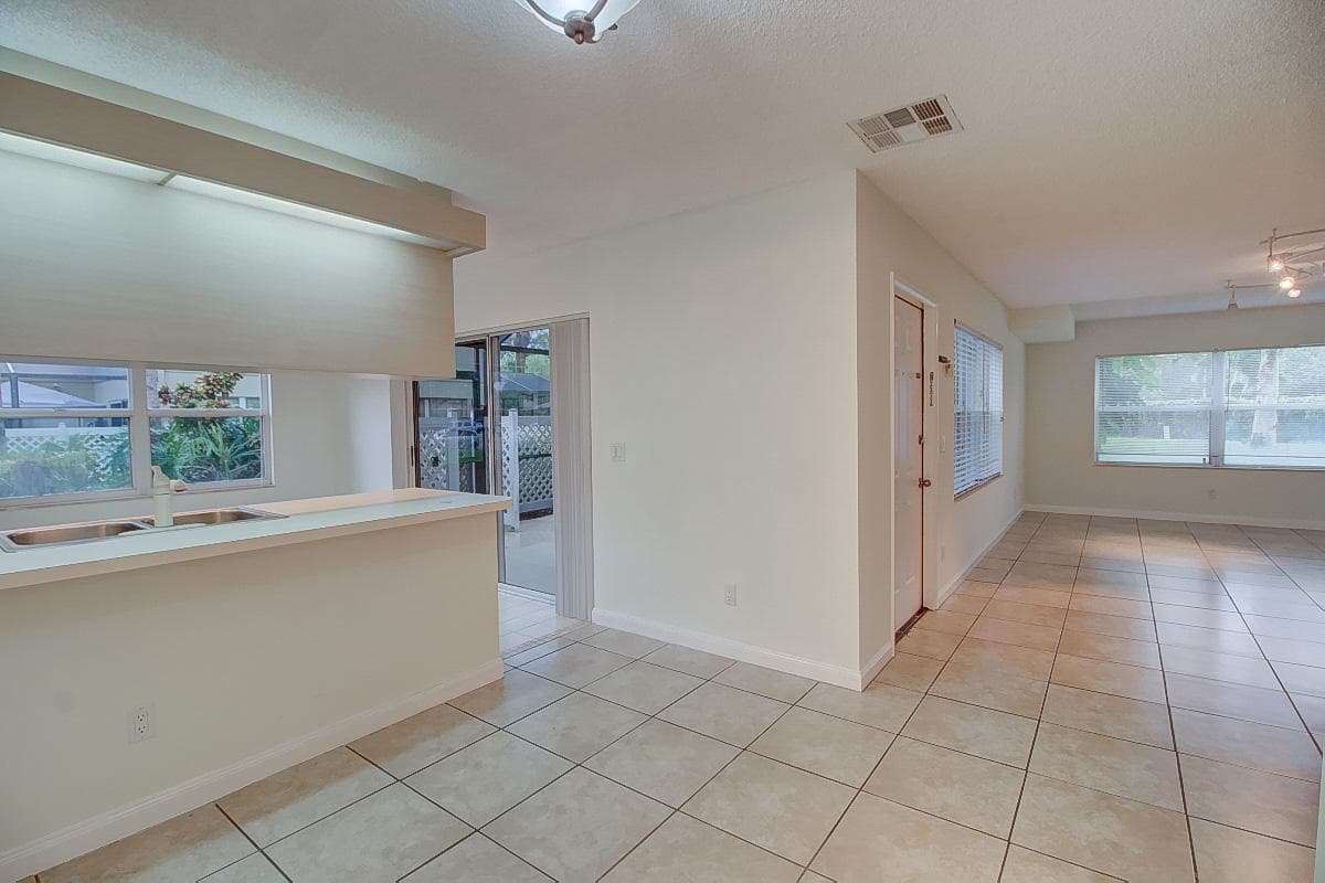 44 Essex Court B, Royal Palm Beach, FL 33411 — photo 9 of 37