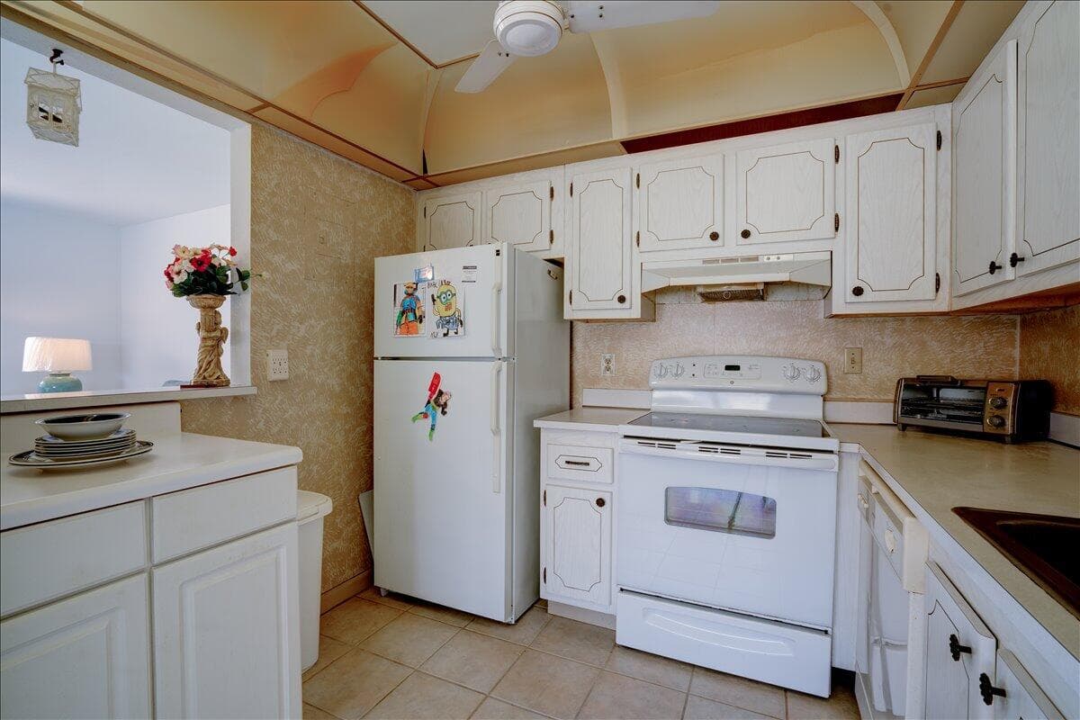 222 Saxony E 222, Delray Beach, FL 33446 — photo 11 of 17