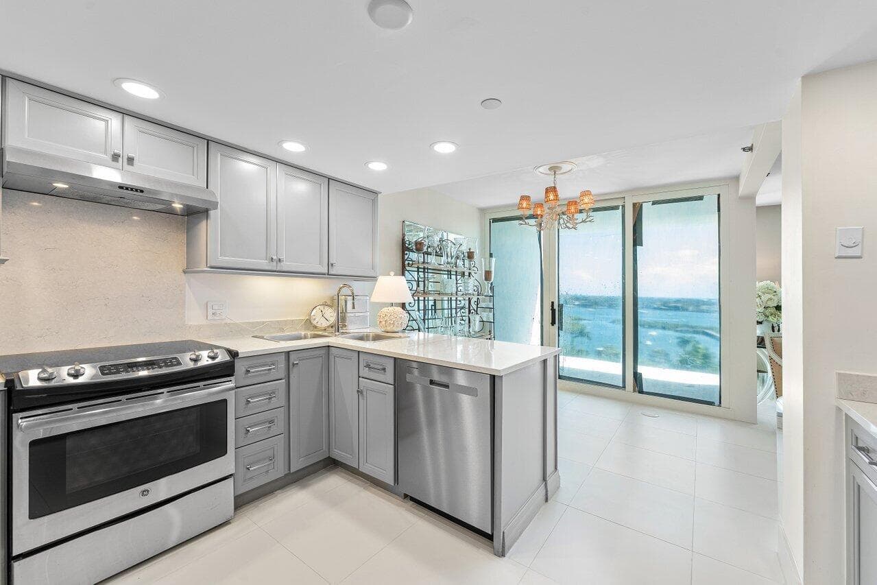 529 S Flagler Drive 8g, West Palm Beach, FL 33401 — photo 7 of 28