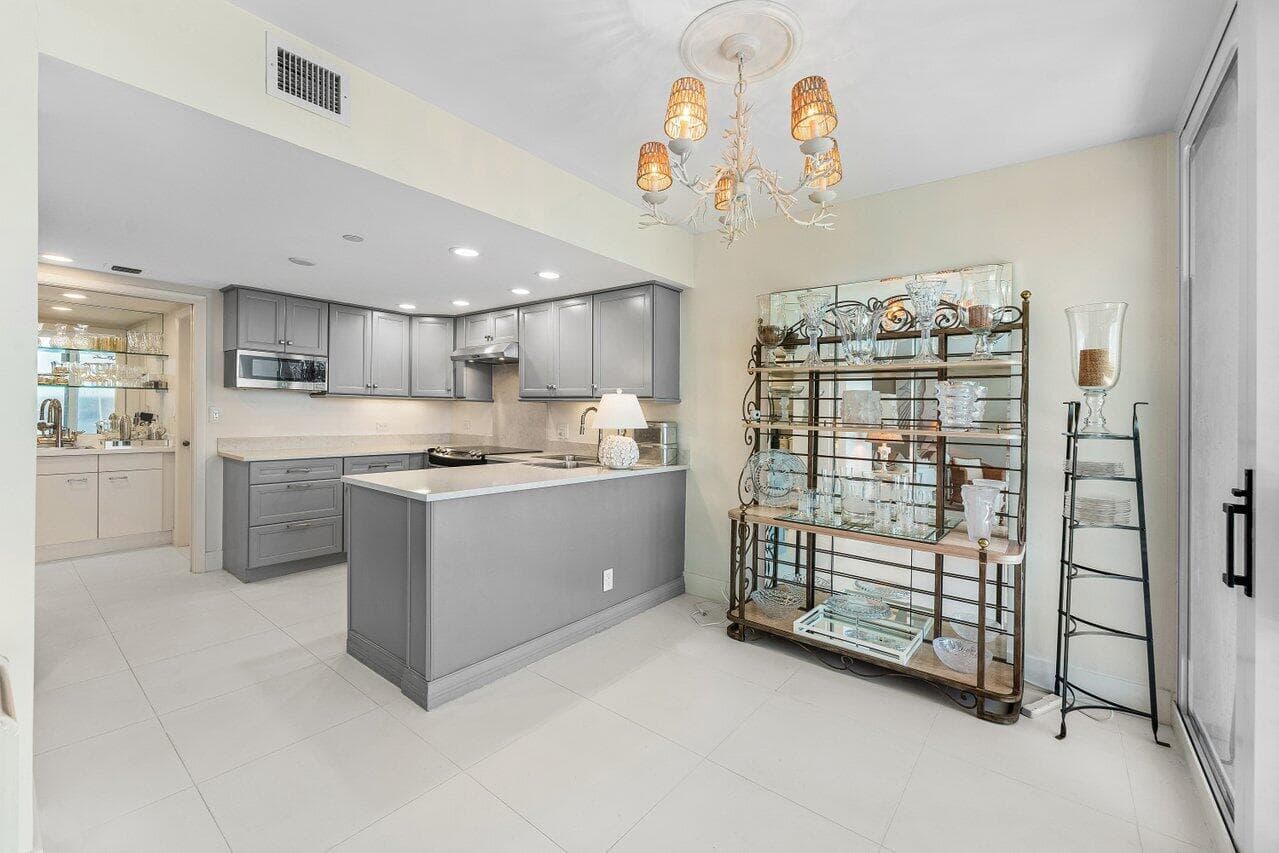 529 S Flagler Drive 8g, West Palm Beach, FL 33401 — photo 9 of 28