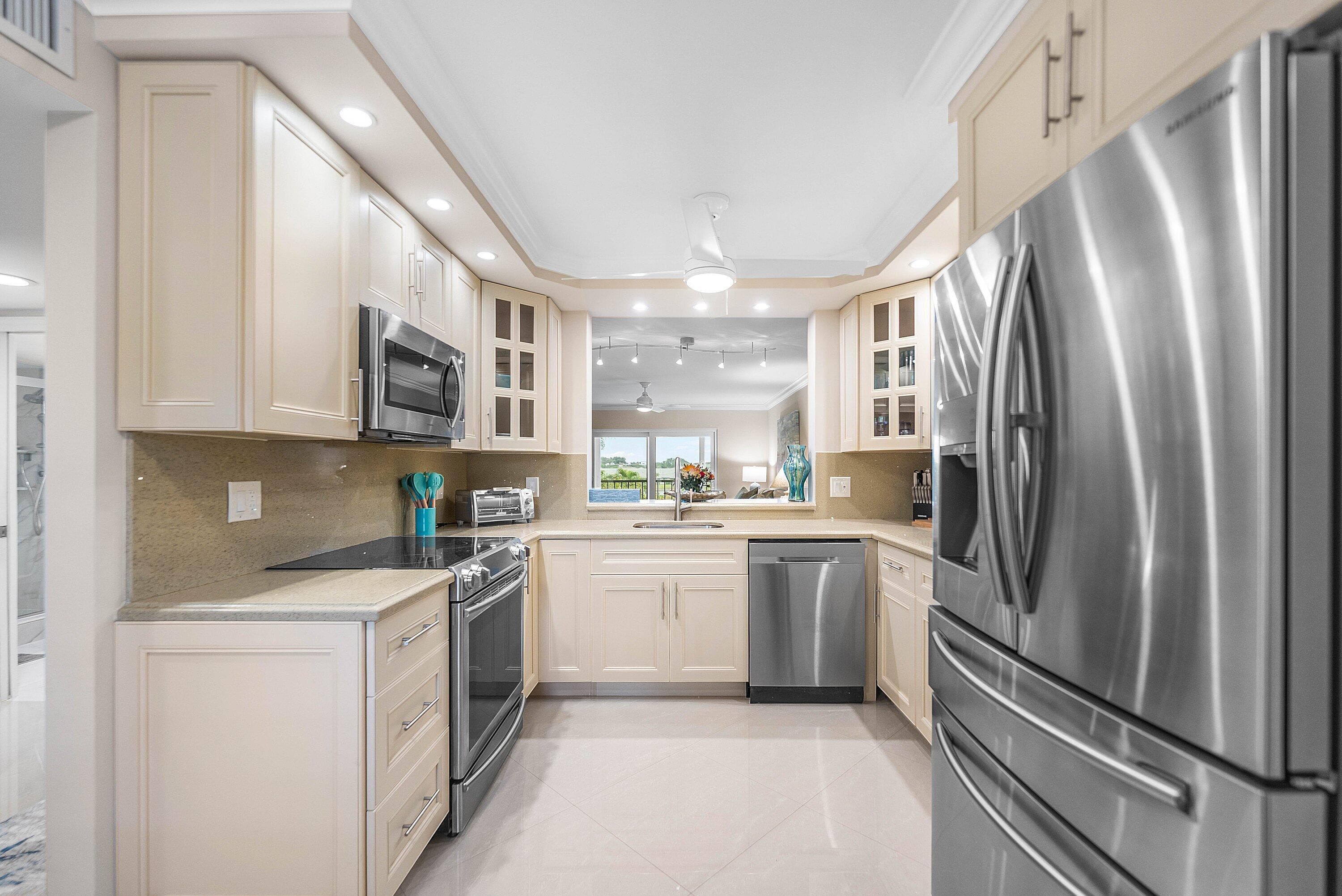 7286 Huntington Lane 301, Delray Beach, FL 33446 — photo 1 of 27