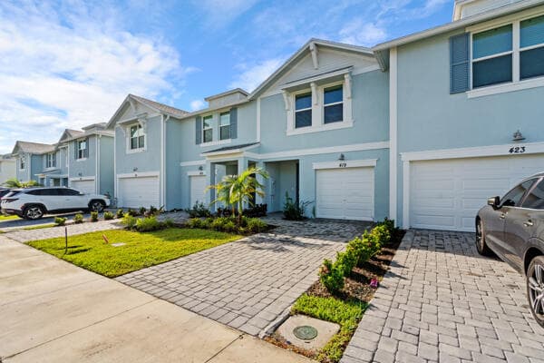419 Salisbury Circle, Fort Pierce, FL 34982 — photo 1 of 27