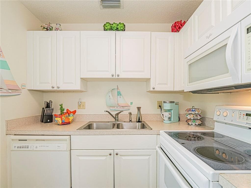 12 Vista Palm Lane 103, Vero Beach, FL 32962 — photo 4 of 35