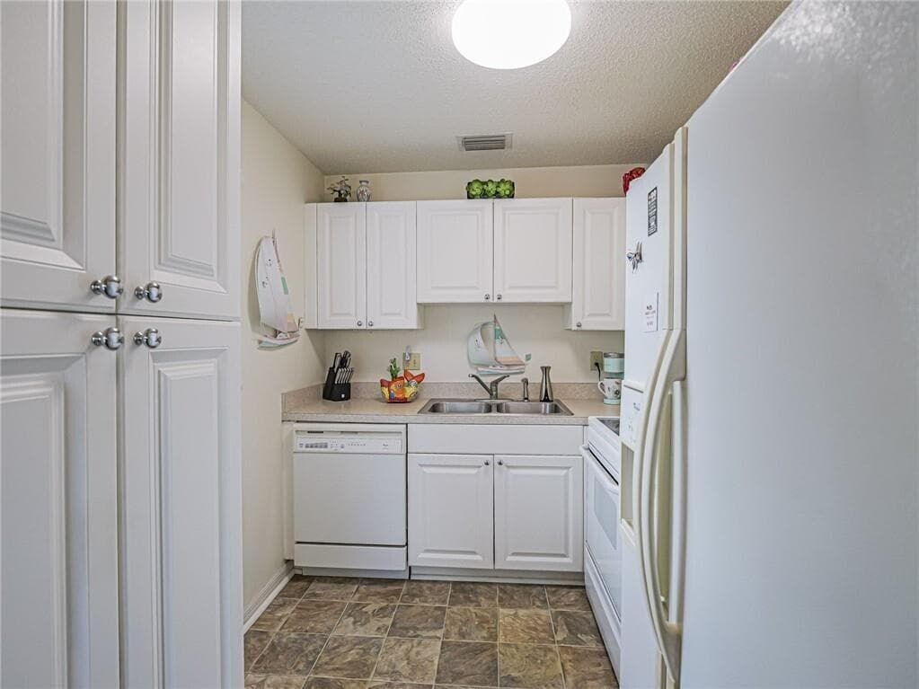 12 Vista Palm Lane 103, Vero Beach, FL 32962 — photo 7 of 35
