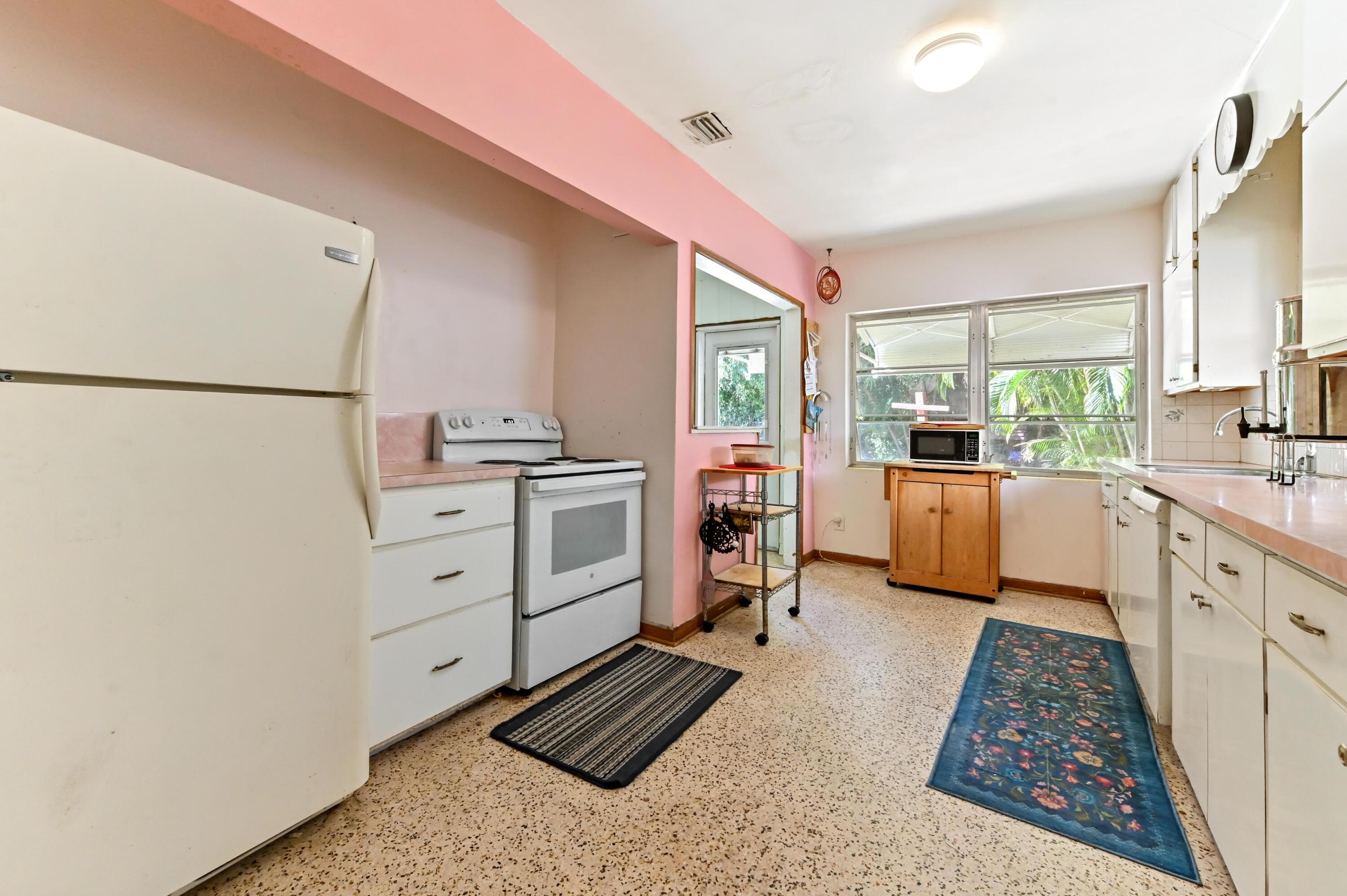 411 N Lakeside Drive, Lake Worth Beach, FL 33460 — photo 10 of 25