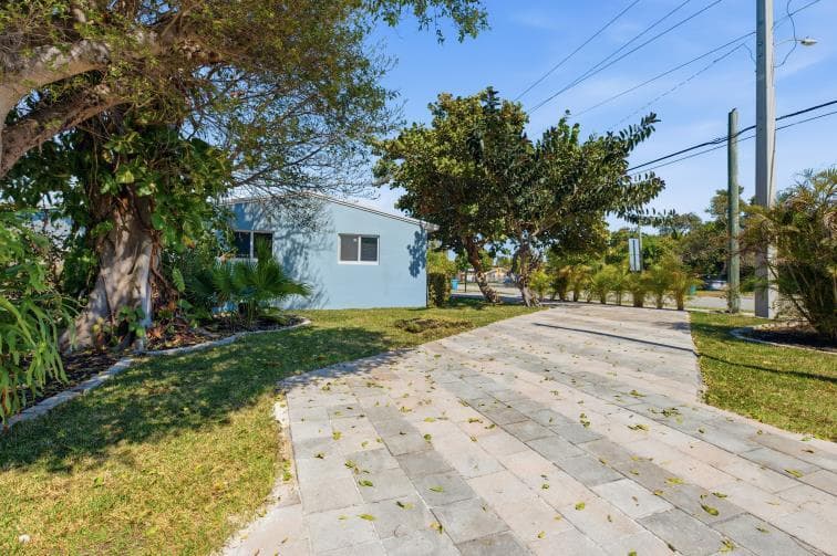 1115 S Seacrest Boulevard, Boynton Beach, FL 33435 — photo 4 of 29