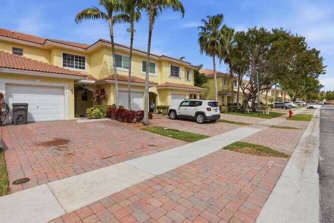 1218 Imperial Lake Road, West Palm Beach, FL 33413 — photo 2 of 32