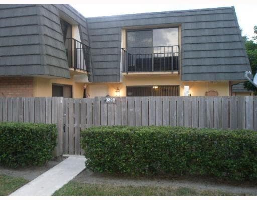 3209 32nd Way 3209, West Palm Beach, FL 33407 — photo 1 of 14