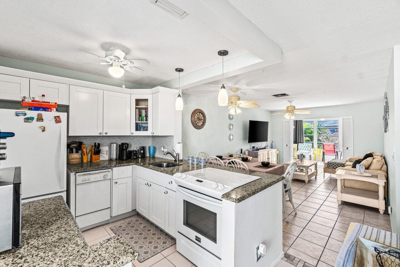 2121 NE 1st Court 202, Boynton Beach, FL 33435 — photo 5 of 28