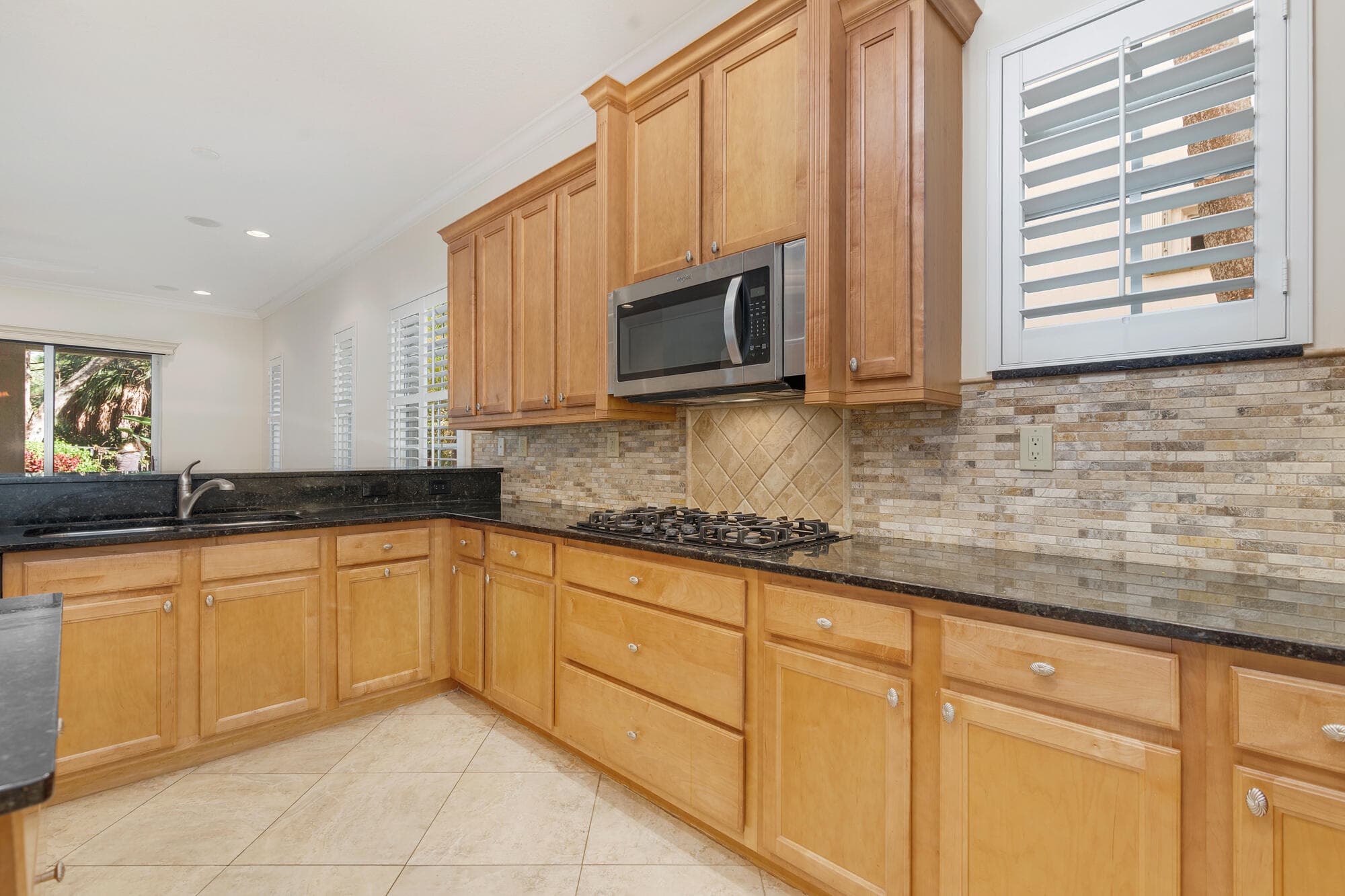 957 Mill Creek Drive, Palm Beach Gardens, FL 33410 — photo 10 of 48