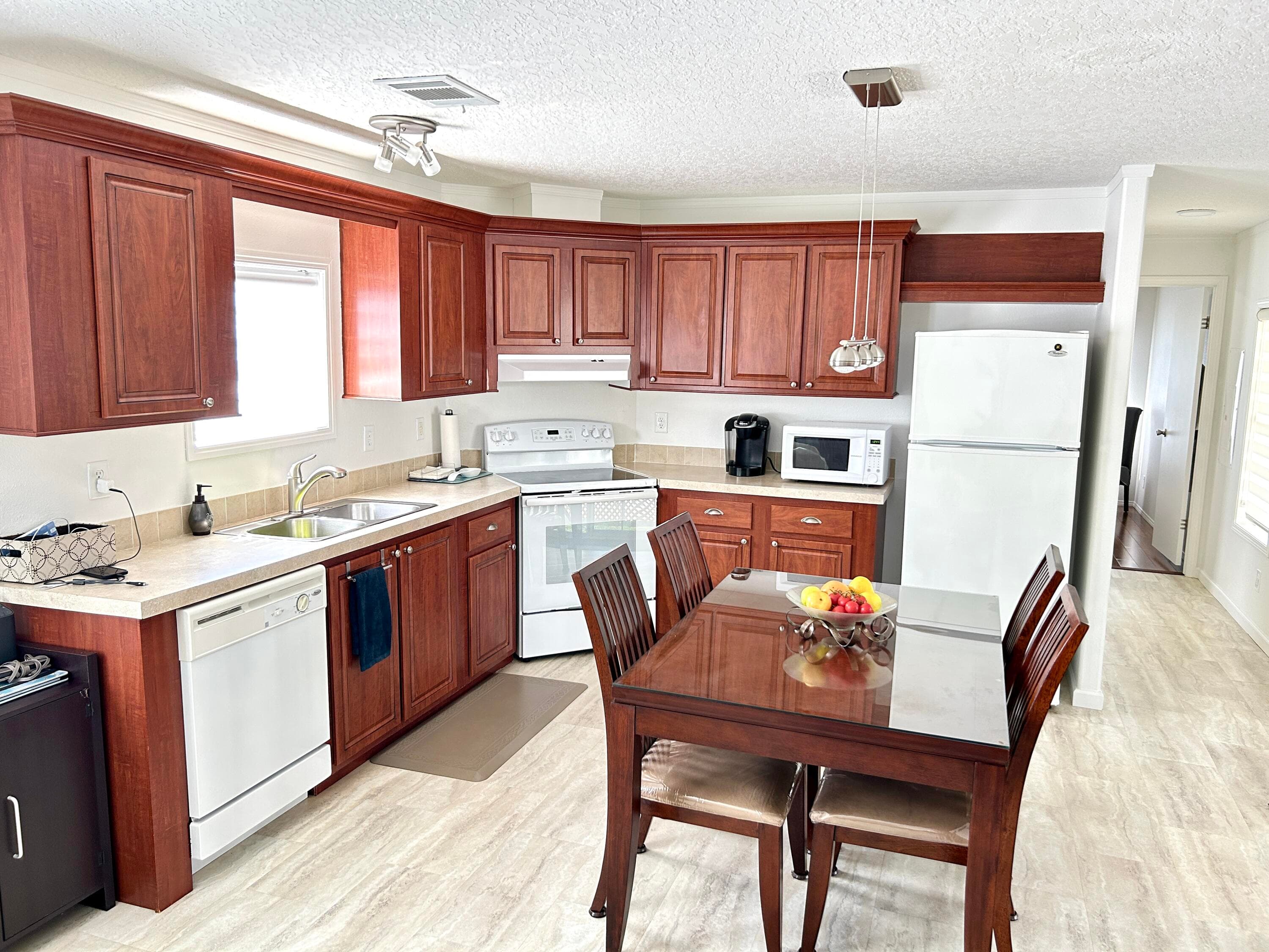 613 Jasmine Lane, Deerfield Beach, FL 33442 — photo 2 of 32