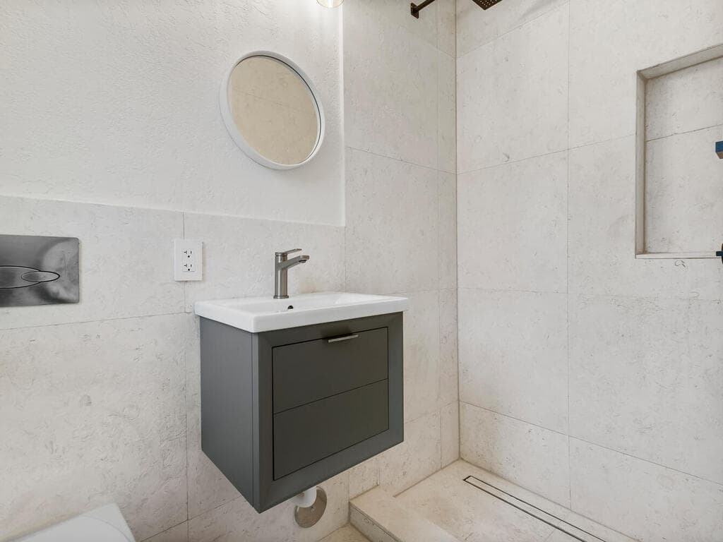 7820 Hawthorne Avenue, Miami Beach, FL 33141 — photo 27 of 52