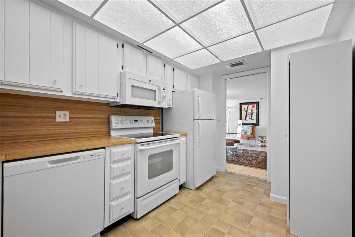 2400 Presidential Way 1005, West Palm Beach, FL 33401 — photo 25 of 38