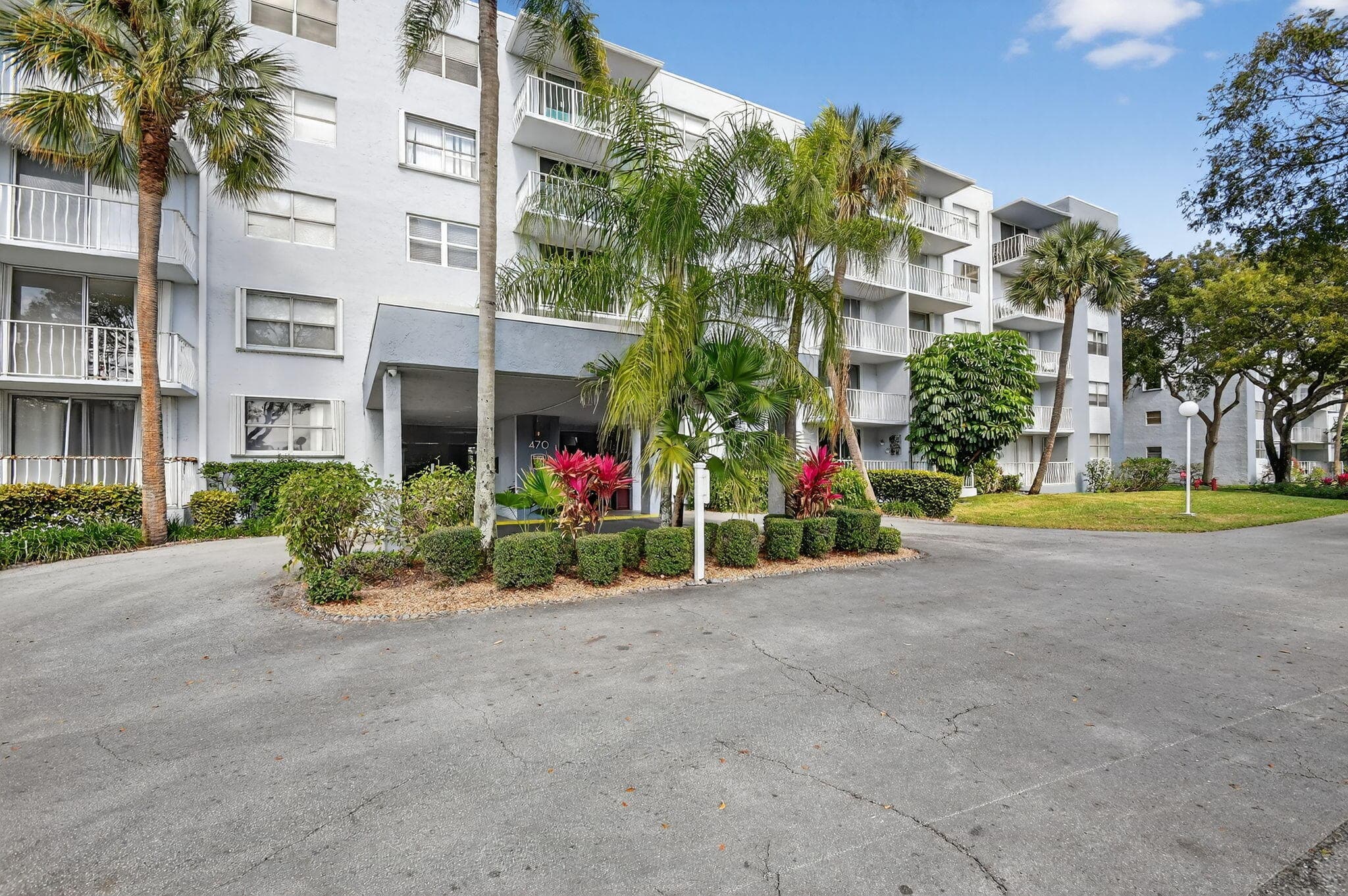 470 Executive Center Drive 4j, West Palm Beach, FL 33401 — photo 1 of 61