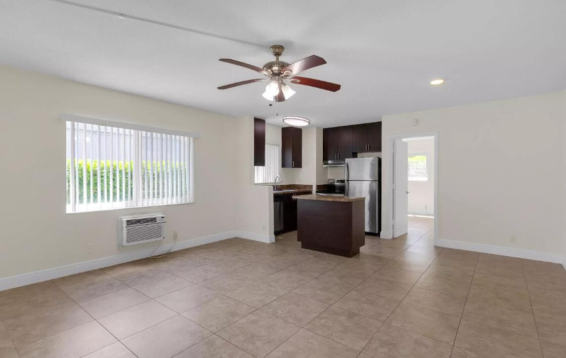 560 NE 46th Street 8, Boca Raton, FL 33431 — photo 2 of 4