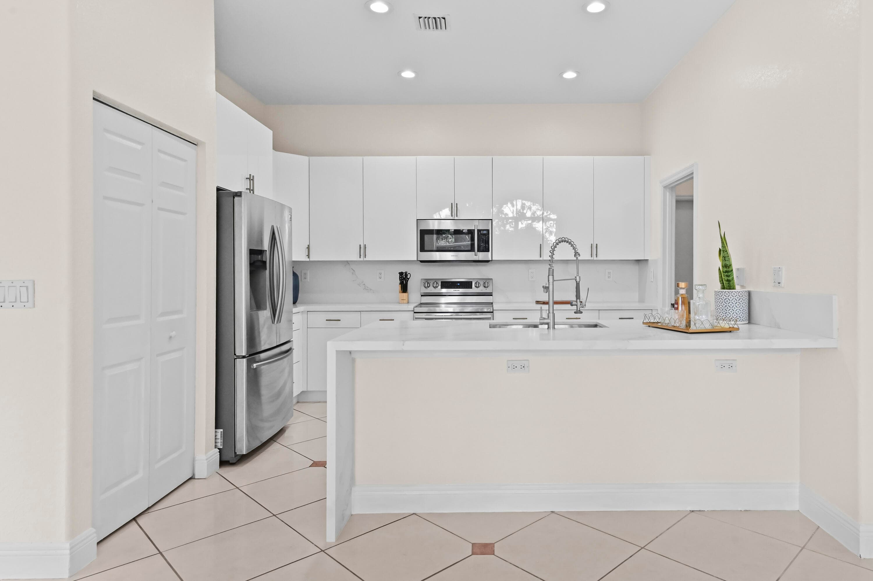 6657 Lurais Drive, Lake Worth, FL 33463 — photo 4 of 39