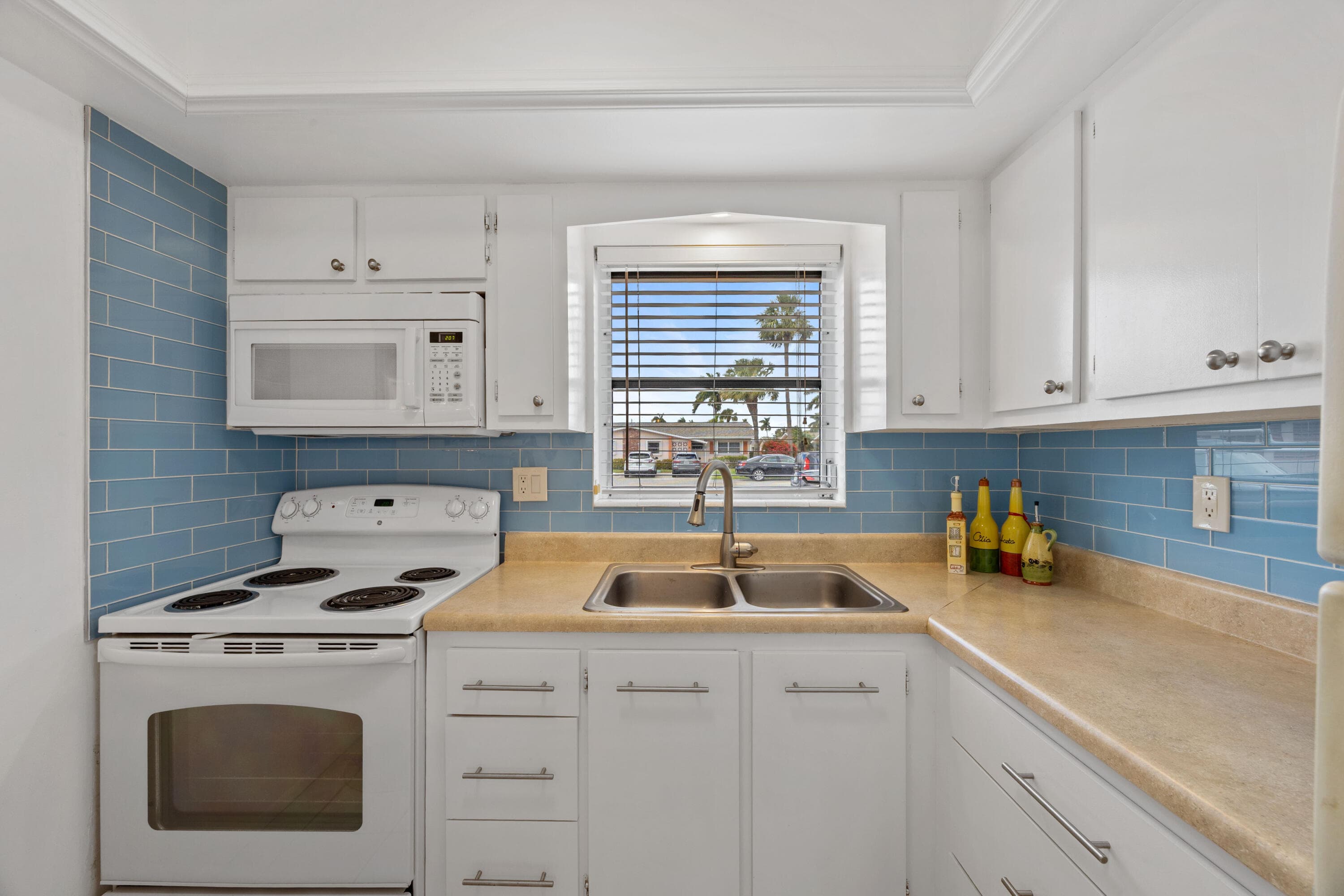 2735 Dudley Drive E C, West Palm Beach, FL 33415 — photo 8 of 18