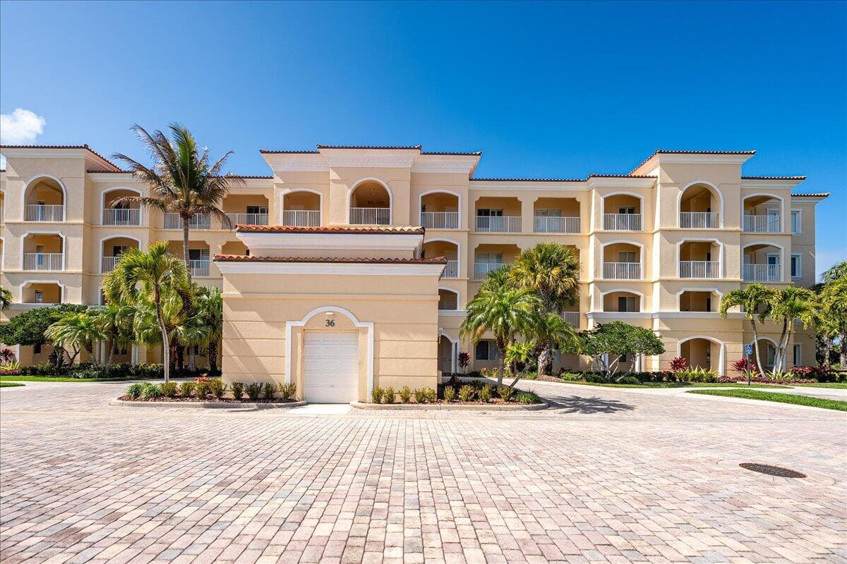 36 Harbour Isle Drive W 106, Fort Pierce, FL 34949 — photo 1 of 44