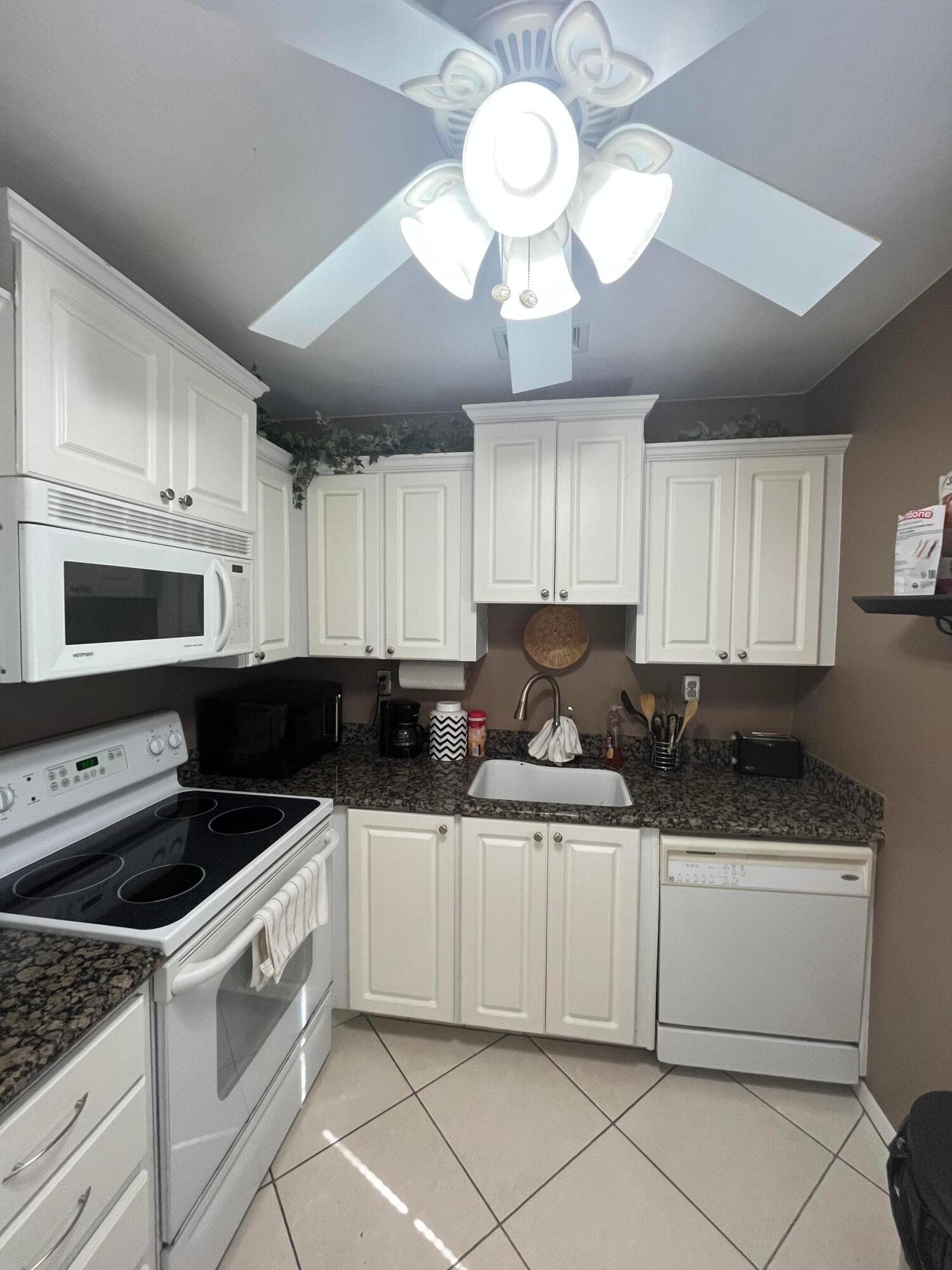 142 Normandy C, Delray Beach, FL 33484 — photo 8 of 33