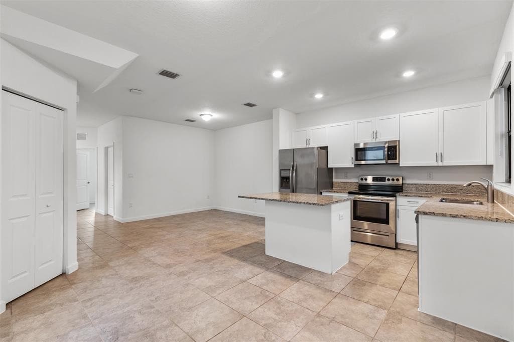 340 NE 208th Terrace 340, Miami, FL 33179 — photo 17 of 38