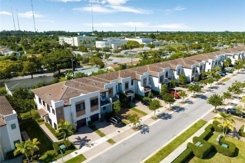 340 NE 208th Terrace 340, Miami, FL 33179 — photo 34 of 38