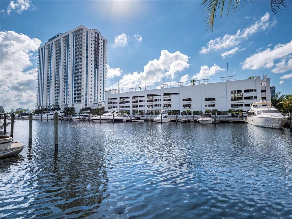 17111 Biscayne Boulevard 2105 + 1 BOAT SLIP 100 ft, North Miami Beach, FL 33160 — photo 3 of 37