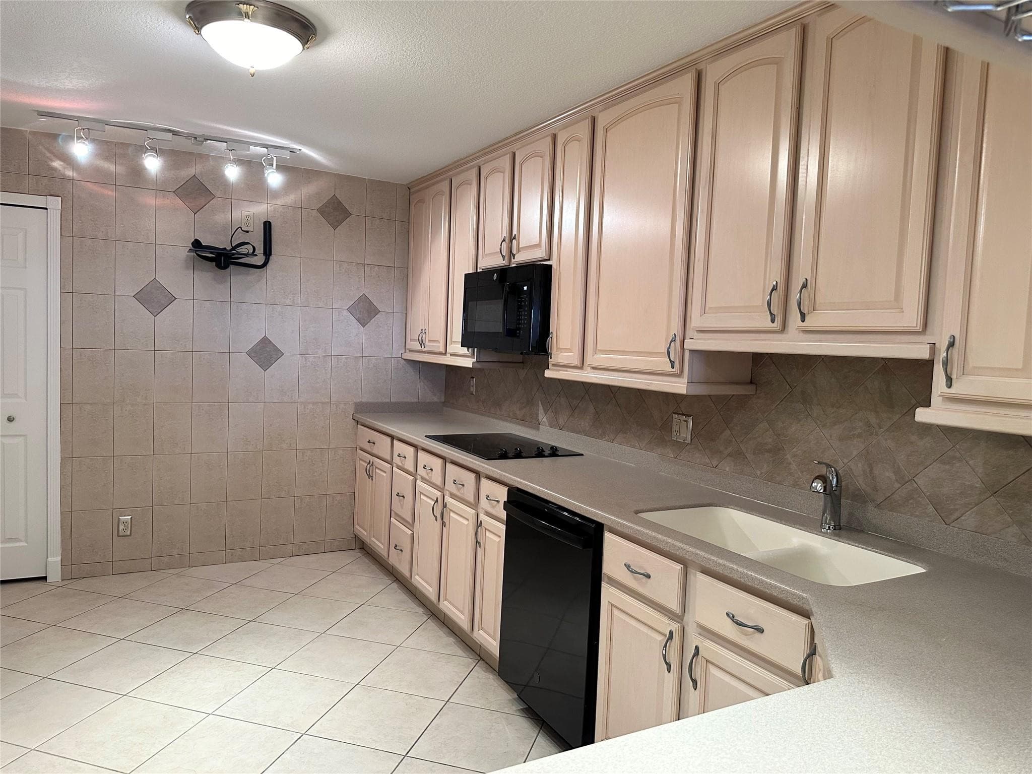 2500 Parkview Drive 814, Hallandale Beach, FL 33009 — photo 13 of 47
