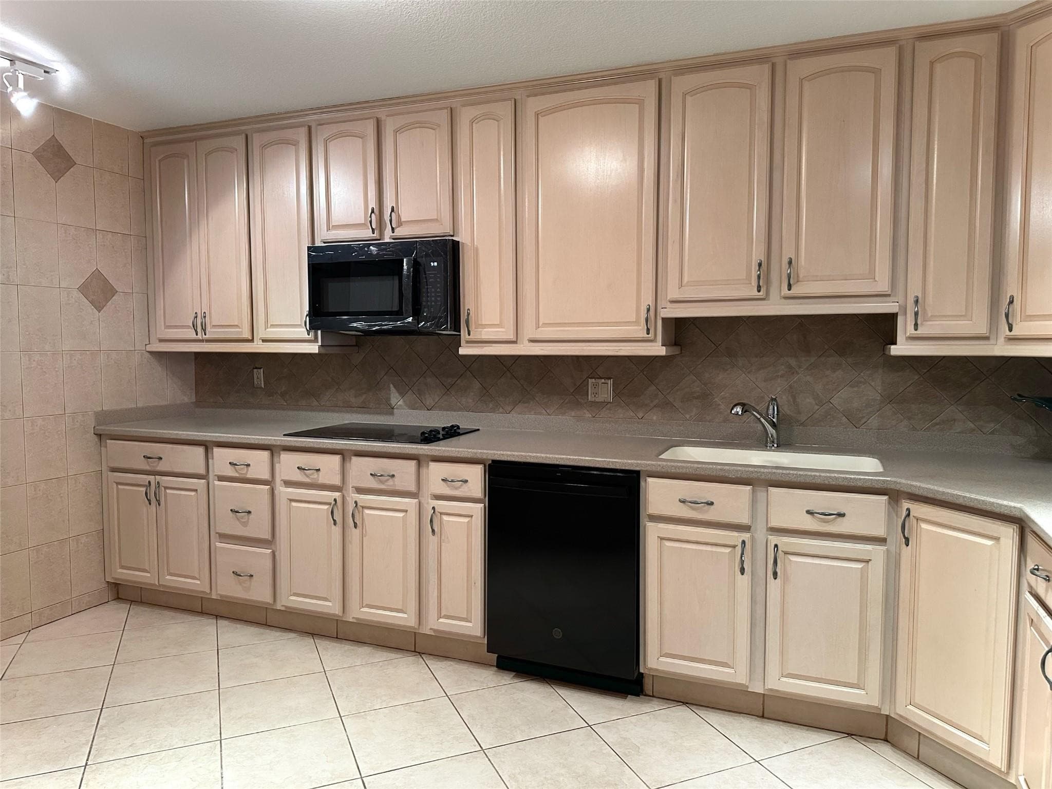 2500 Parkview Drive 814, Hallandale Beach, FL 33009 — photo 14 of 47