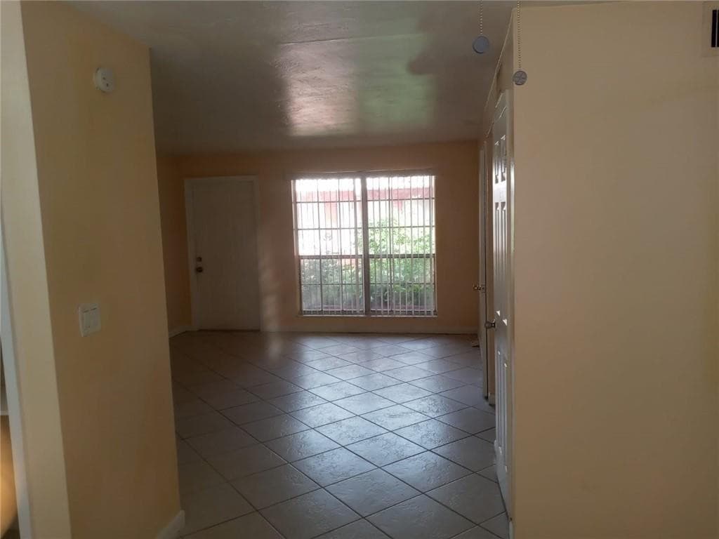 Apartment in Sunrise — photo 11 of 15
