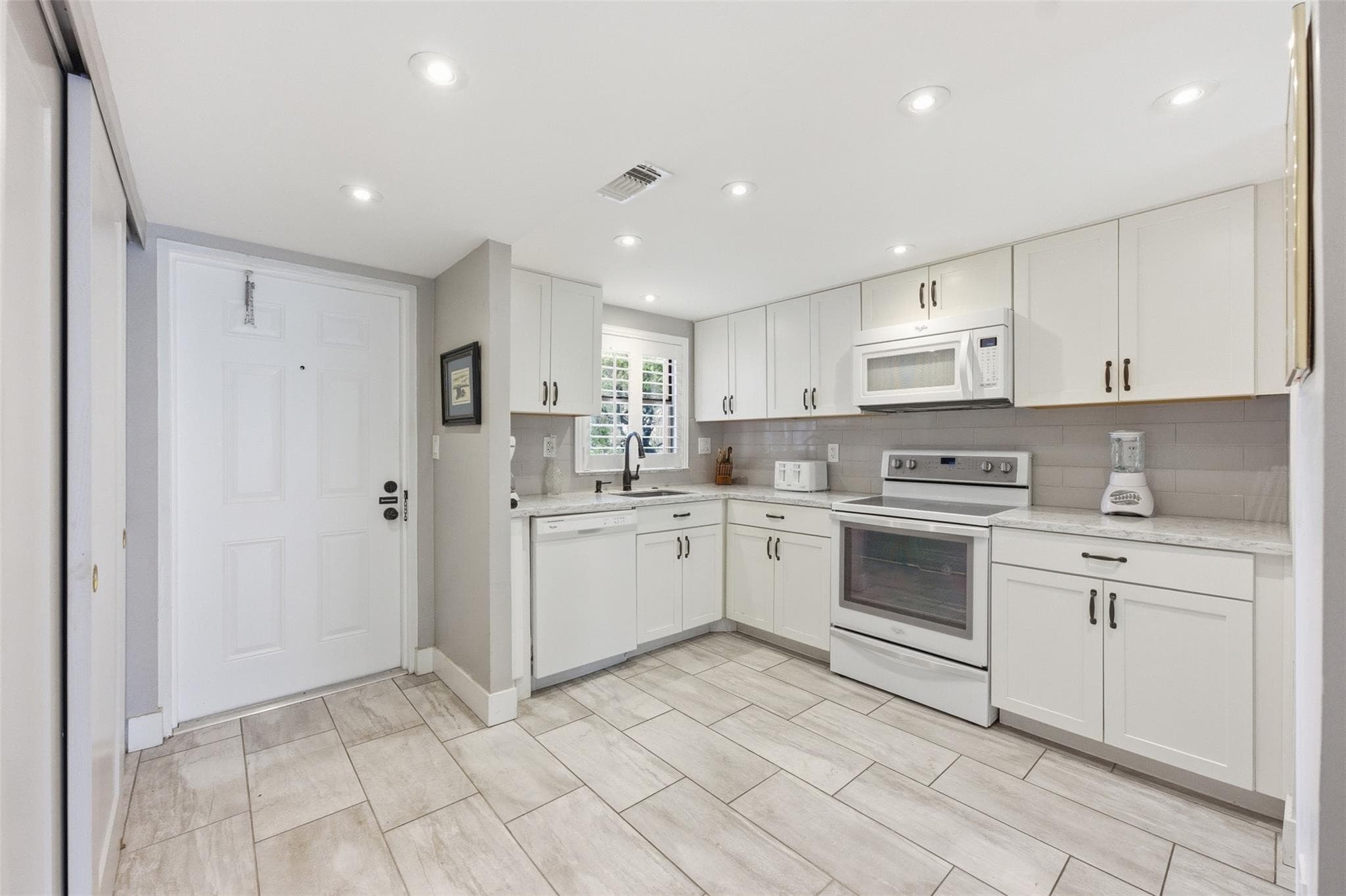 9460 Sunrise Lakes Boulevard 112, Sunrise, FL 33322 — photo 1 of 30