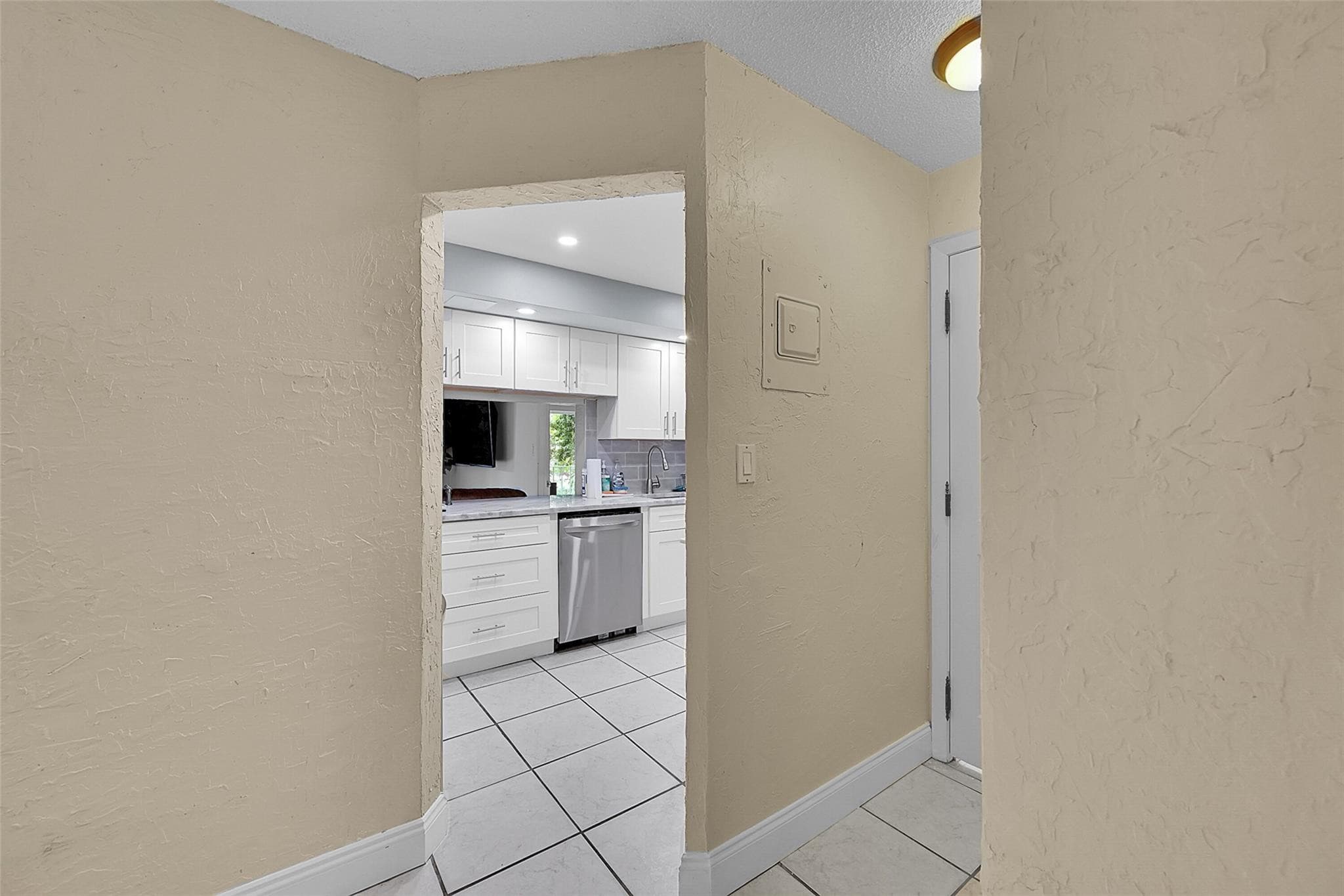 3909 N Ocean Boulevard 108, Fort Lauderdale, FL 33308 — photo 7 of 37