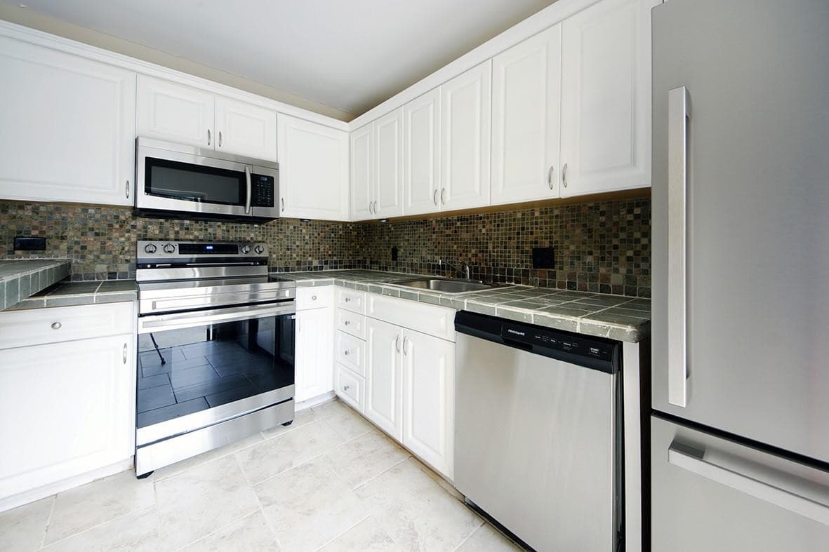 1700 Embassy Drive 402, West Palm Beach, FL 33401 — photo 13 of 38