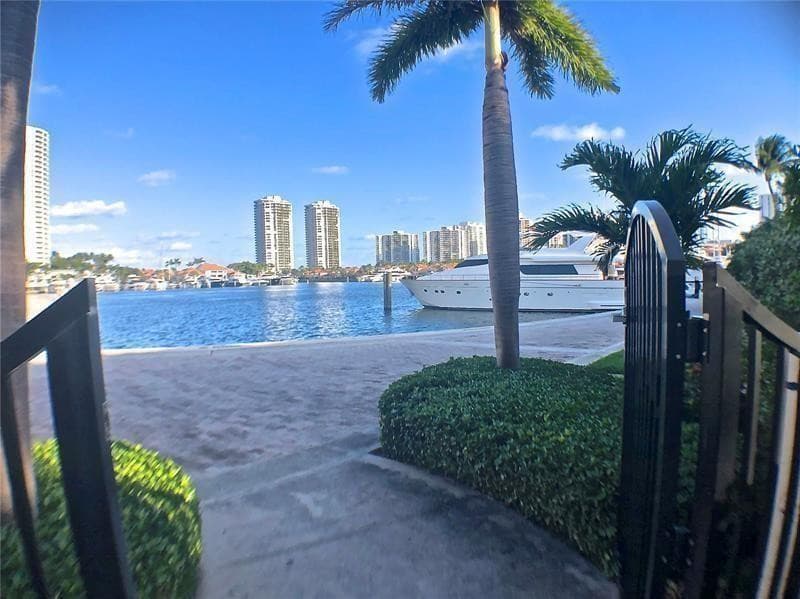 21135 Helmsman Drive O12, Miami, FL 33180 — photo 32 of 33