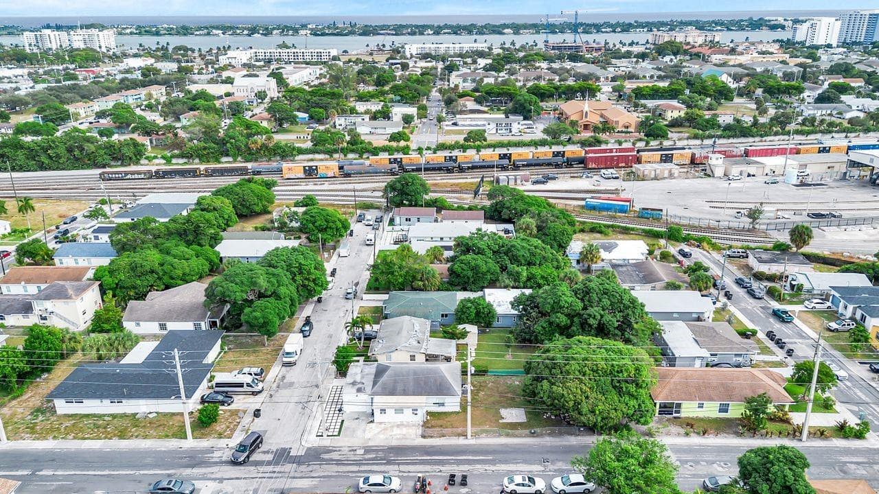 728 20th Street, West Palm Beach, FL 33407 — photo 8 of 31