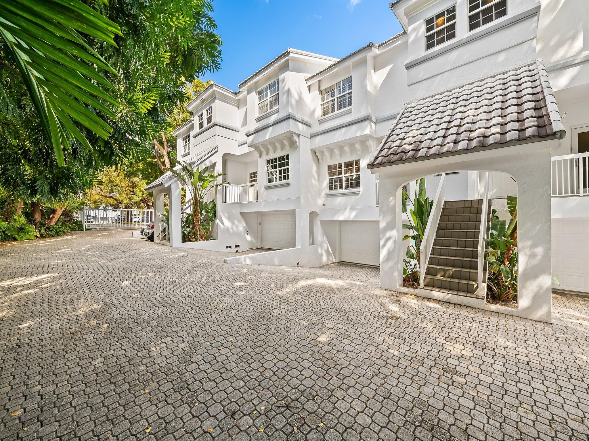 1705 E Las Olas Boulevard 3, Fort Lauderdale, FL 33301 — photo 1 of 28