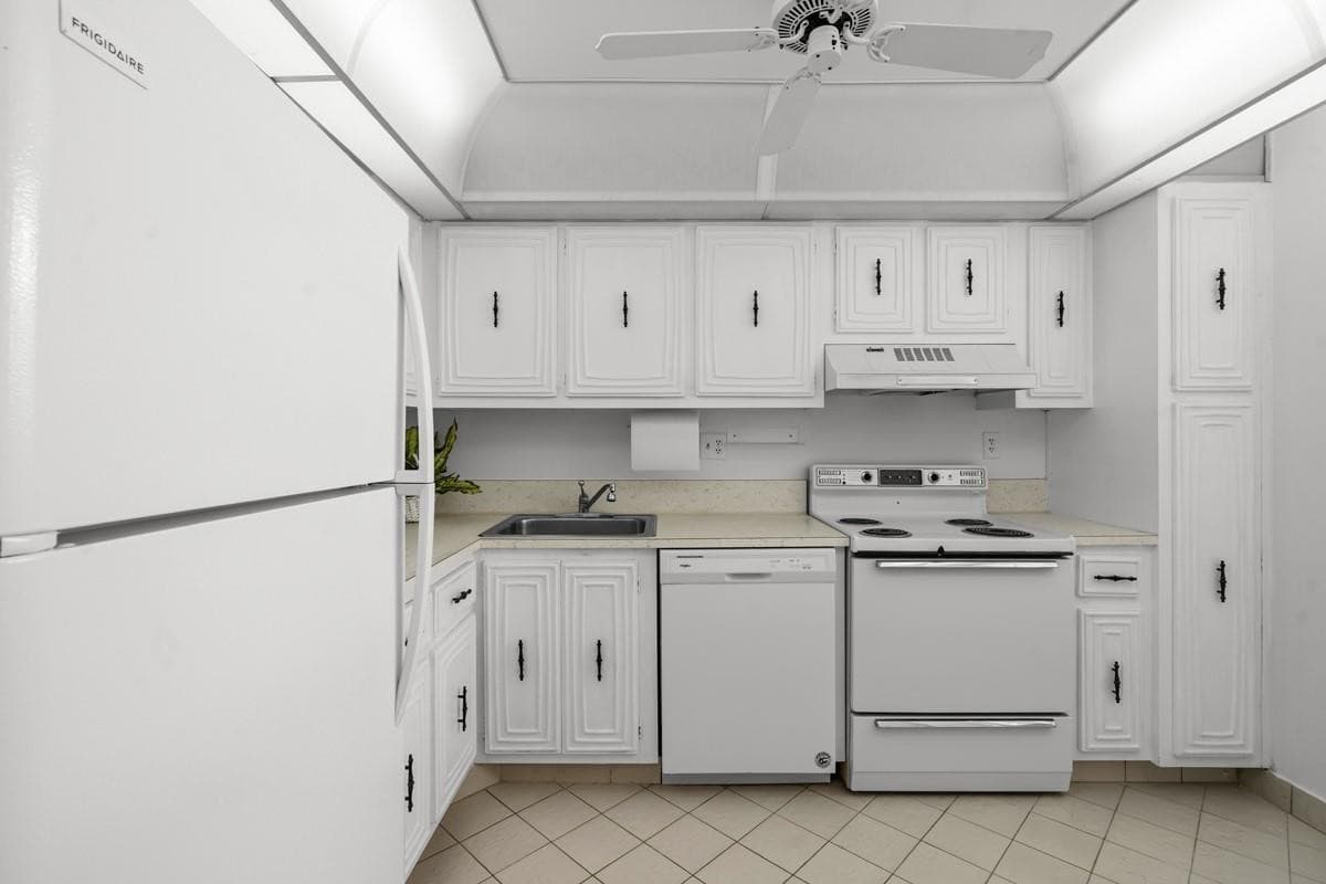 7080 Environ Boulevard 423, Lauderhill, FL 33319 — photo 6 of 51
