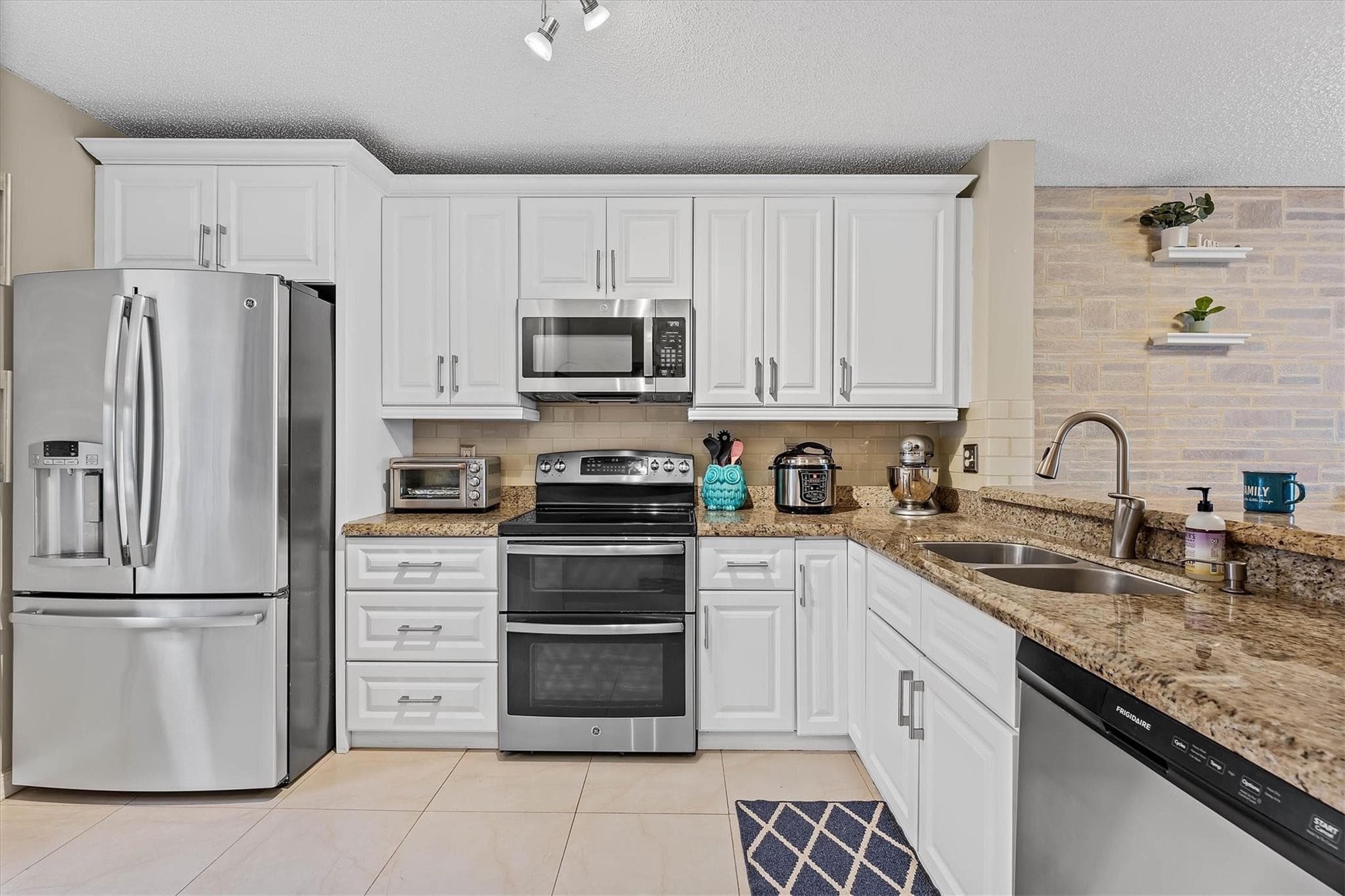 20815 NW 2nd Street 20815, Pembroke Pines, FL 33029 — photo 6 of 48