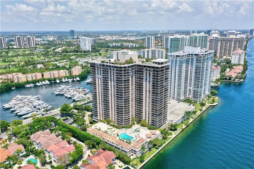 19667 Turnberry Way 20gr, Miami, FL 33180 — photo 37 of 46