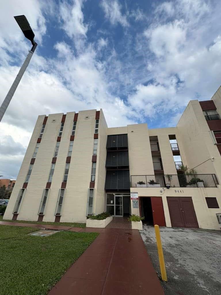 9441 SW 4th Street 202, Miami, FL 33174 — photo 1 of 21