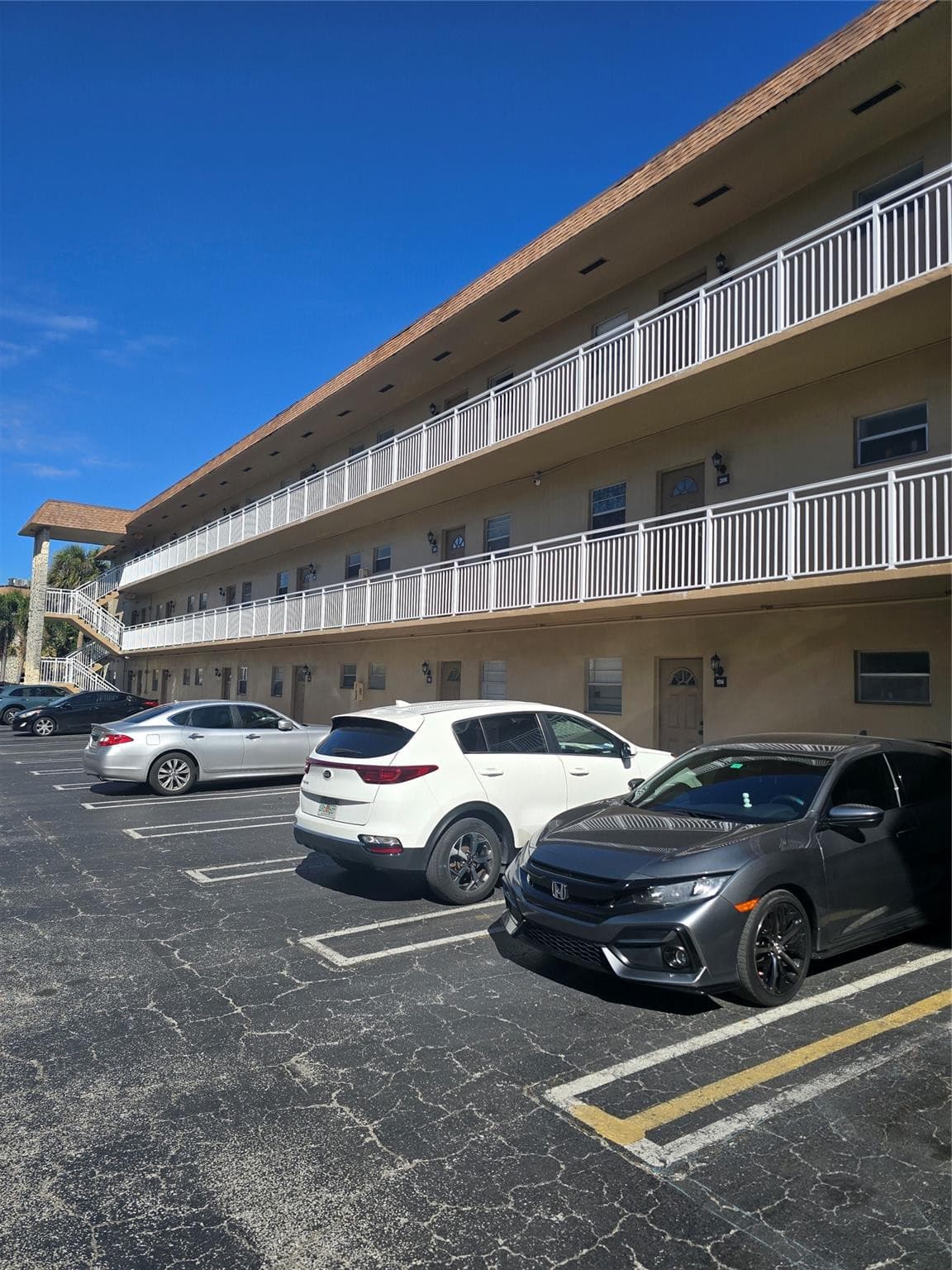 Condominium in Lauderdale Lakes — photo 11 of 13